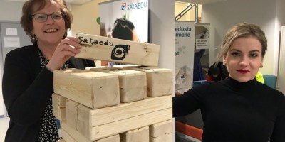 Ketlin ja häntä ohjannut opettaja Pirjo Savia Sataedu Ulvilassa.