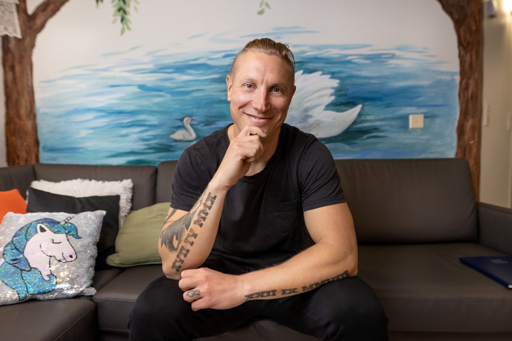 Palkallinen alanvaihto oppisopimuksella – Jarno, 40, vaihtoi kuljetuksista lähihoitajaksi: ”Löysin oman&nbsp;paikan”