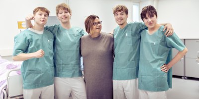 Opettaja Tarja yhdessä lähihoitajaopiskelijoiden Samu, Jyri, Nuutti ja Aatu kanssa. Kuva: Vesa Saivo