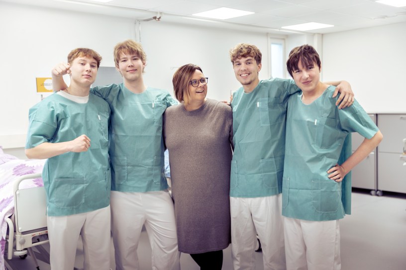 Opettaja Tarja yhdessä lähihoitajaopiskelijoiden Samu, Jyri, Nuutti ja Aatu kanssa. Kuva: Vesa Saivo