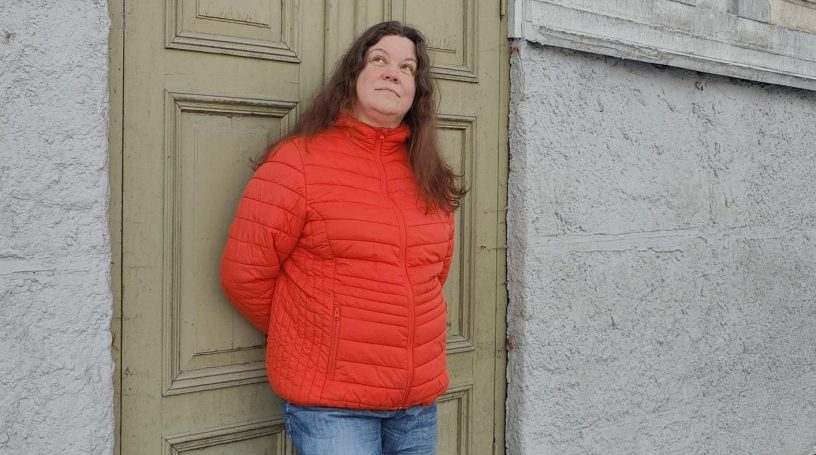 Kuvassa Sataedun opettaja Sanna Vähä-Peltomäki.