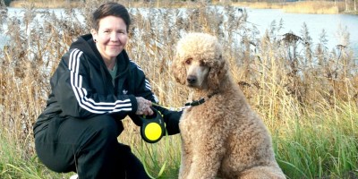 Tiia ja villakoira Leo ulkoilemassa.