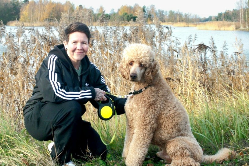 Tiia ja villakoira Leo ulkoilemassa.