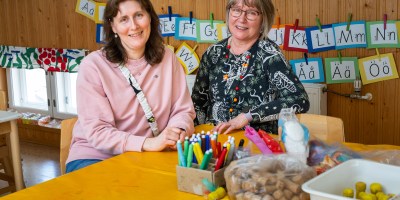 Katja ja Seija työpaikallaan päiväkodin askartelutilassa.
