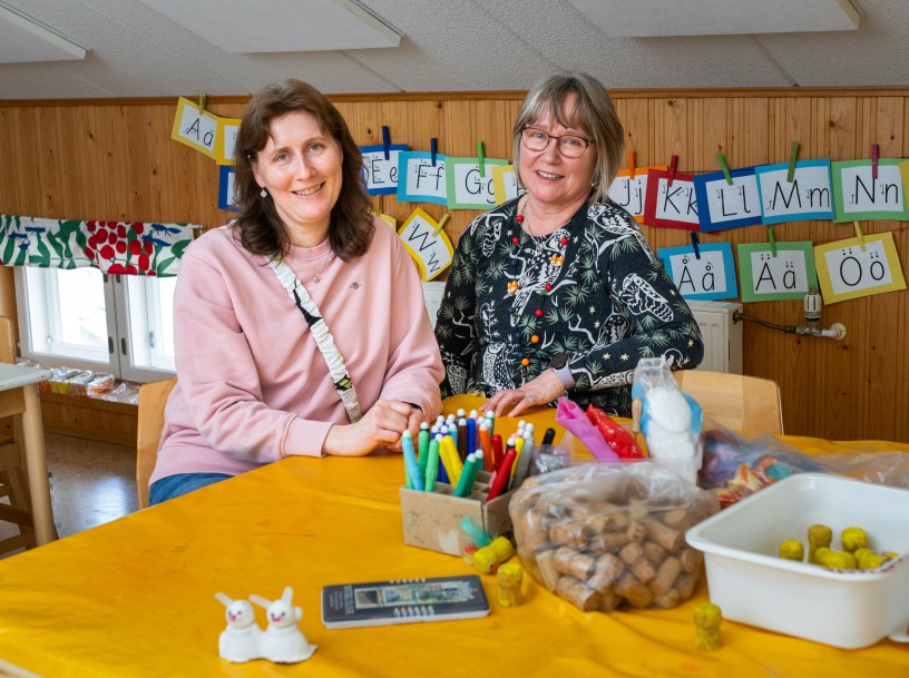 Katja ja Seija työpaikallaan päiväkodin askartelutilassa.