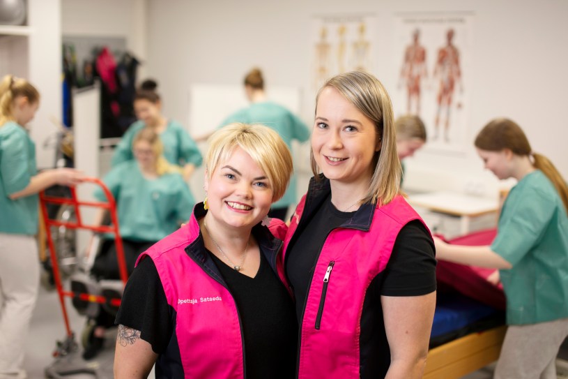 Opettajat opiskelijoiden kanssa hoitoluokassa.